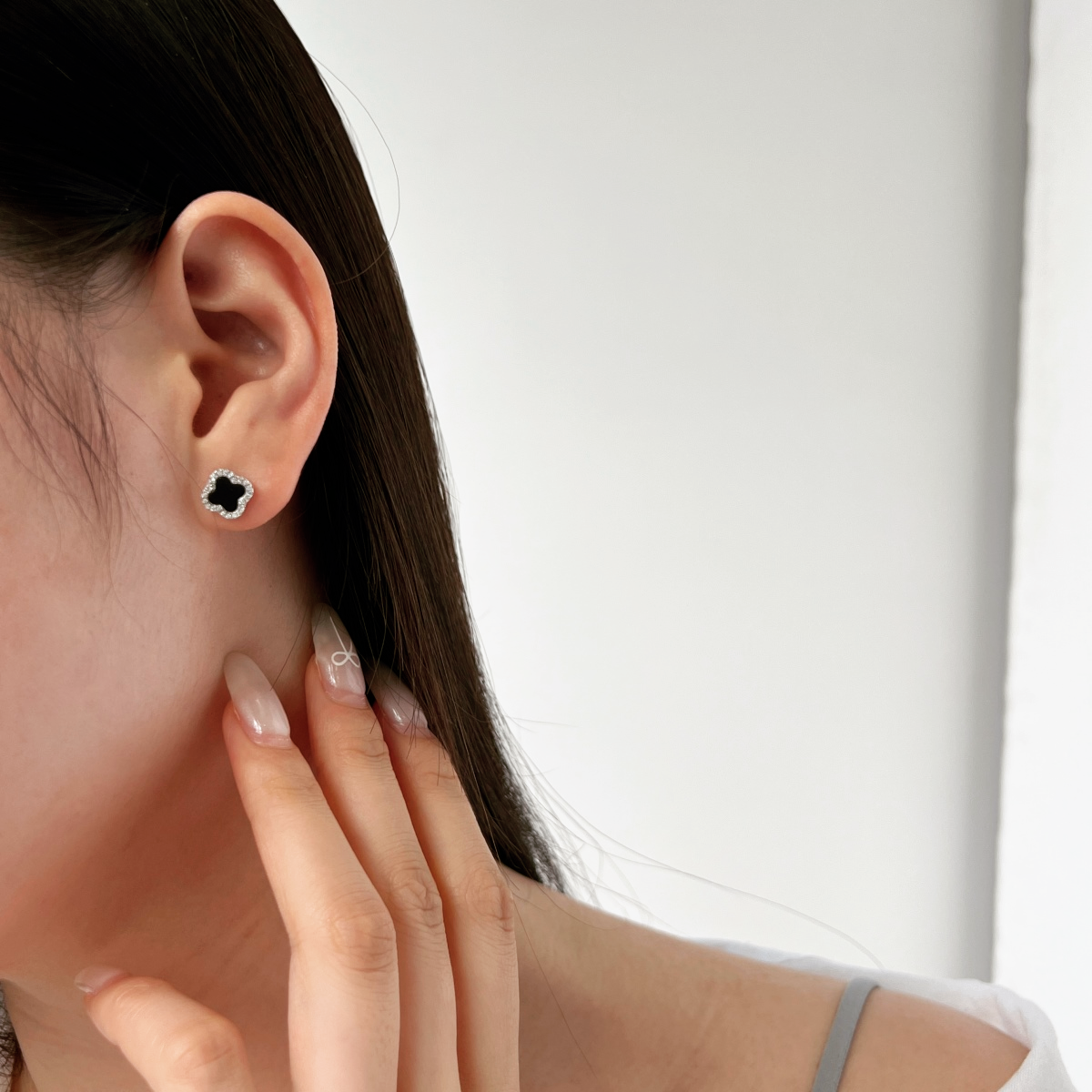 ZAINA™ Clover Stud Earrings 🖤